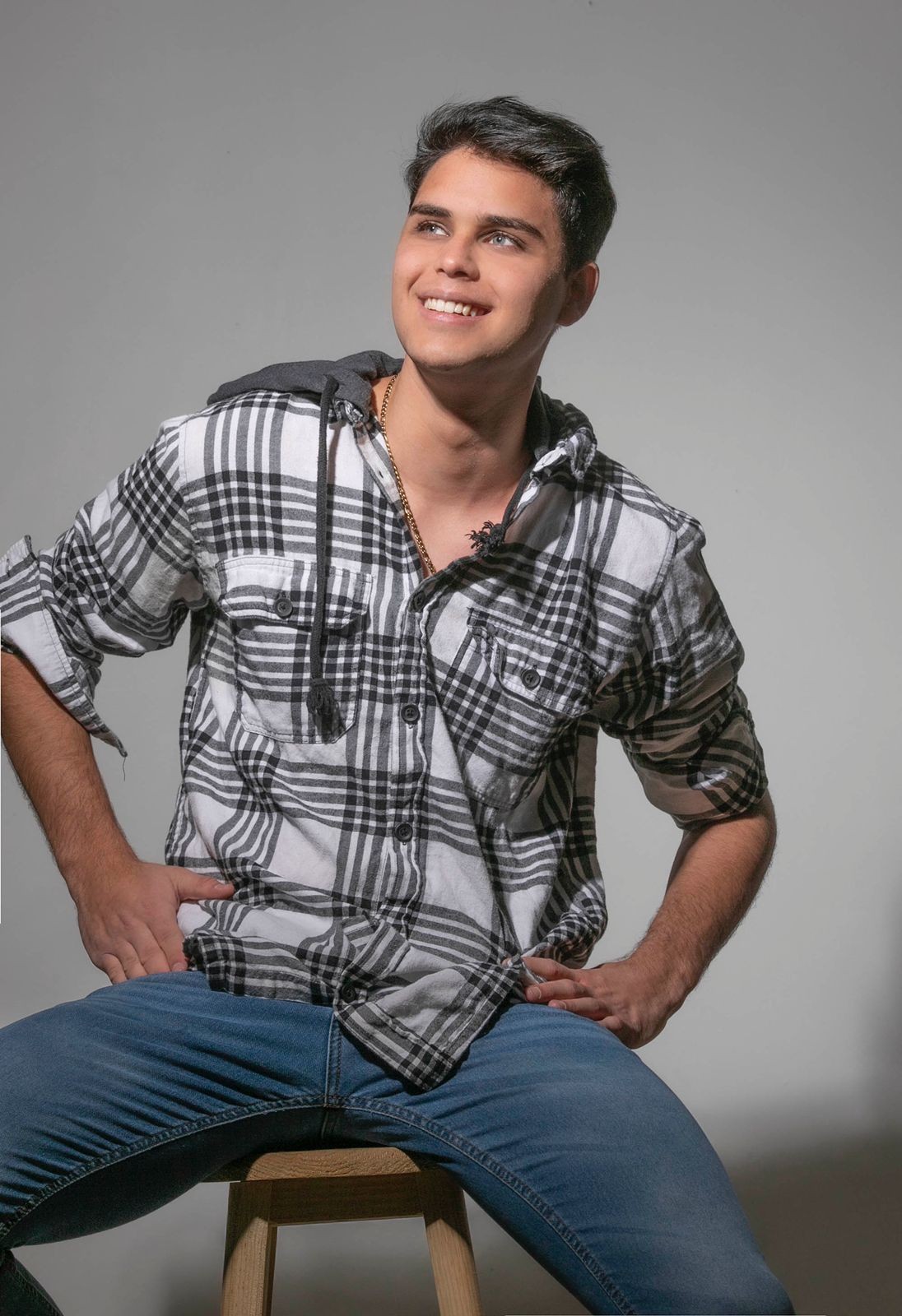 Retrato sentado con camisa de cuadros