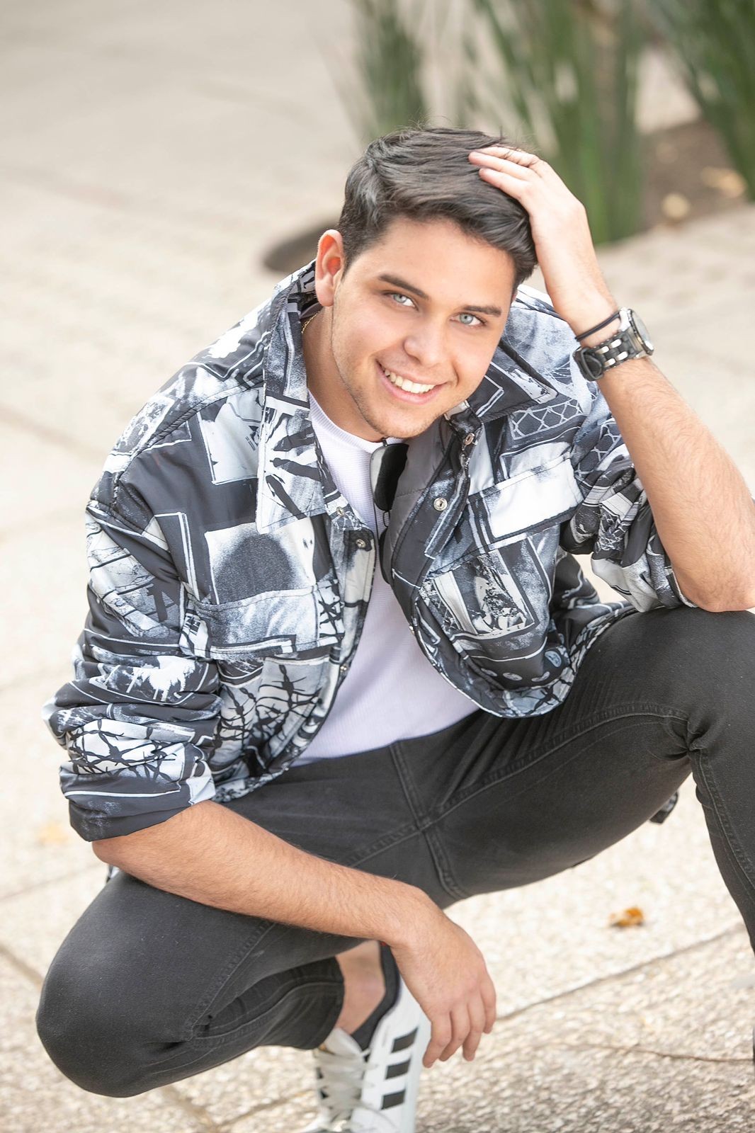Retrato en exterior con camisa estampada