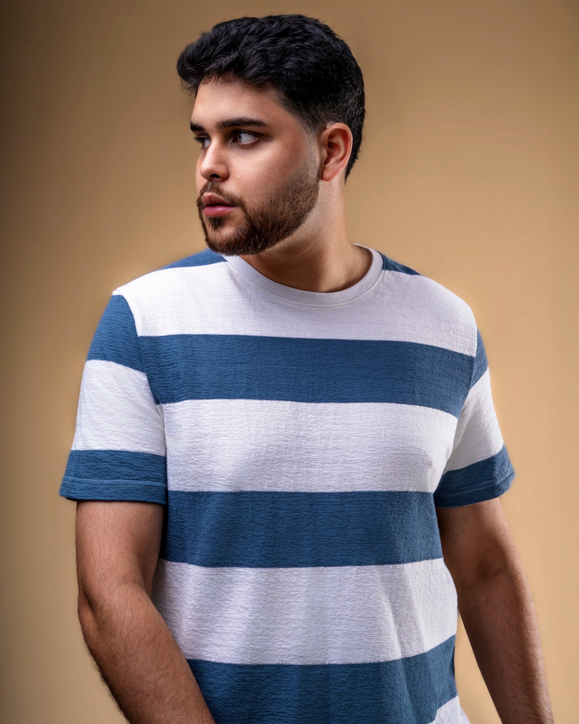 Retrato de perfil con camiseta de rayas