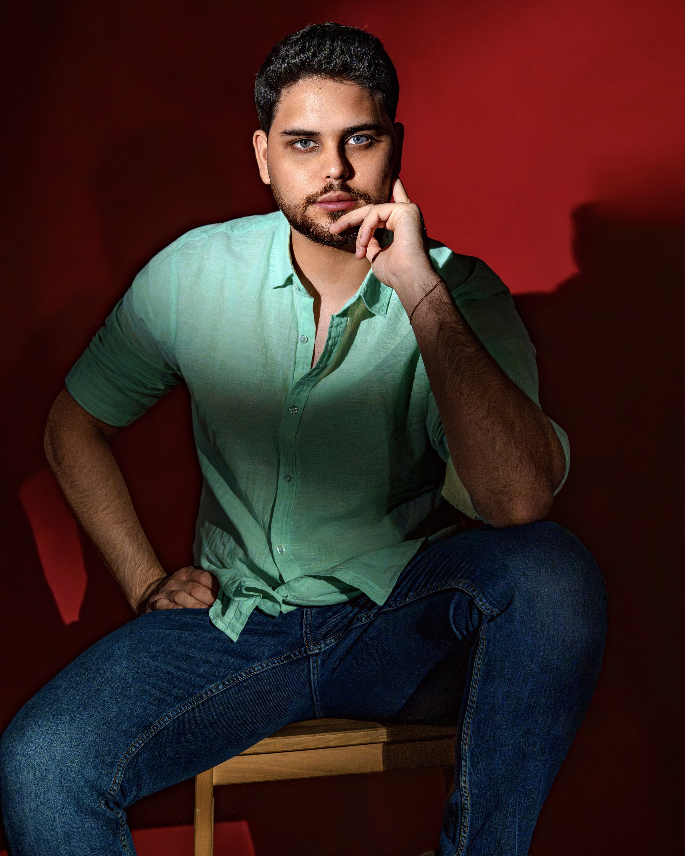 Retrato con camisa verde