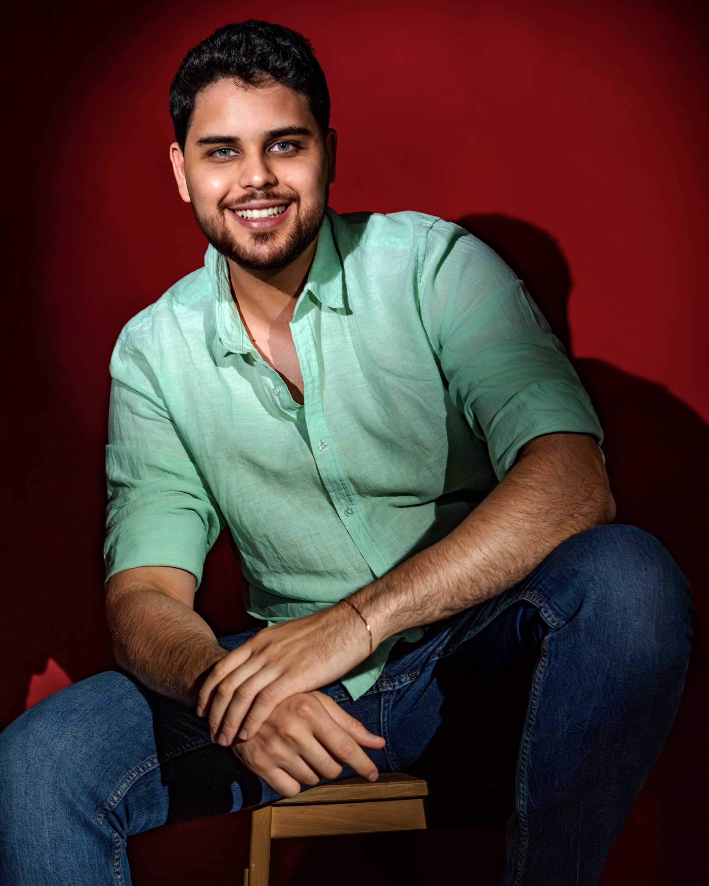 Retrato sonriente con camisa verde