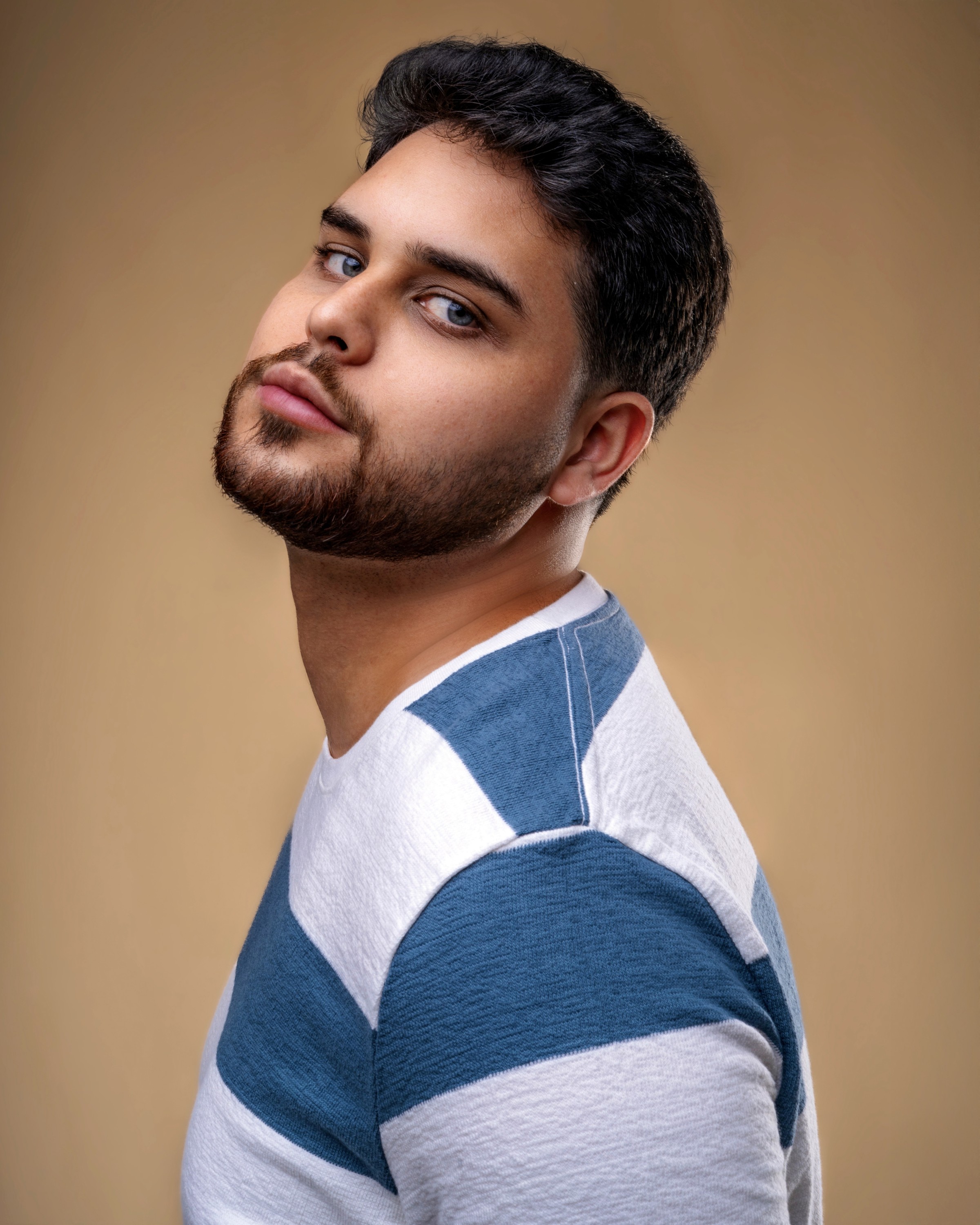 Retrato de perfil con camiseta de rayas azules y blancas