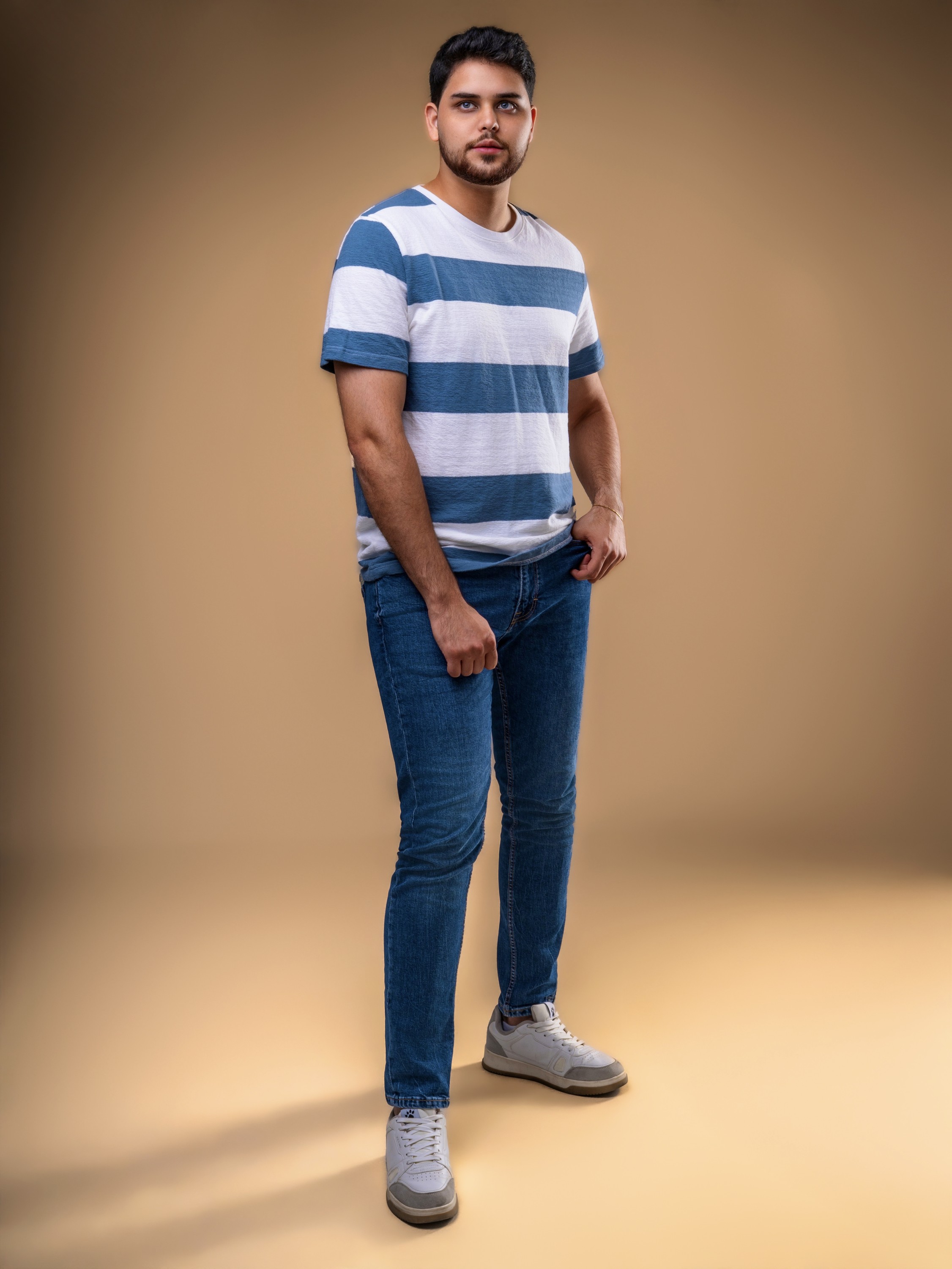 Fotografía de cuerpo entero con camiseta de rayas