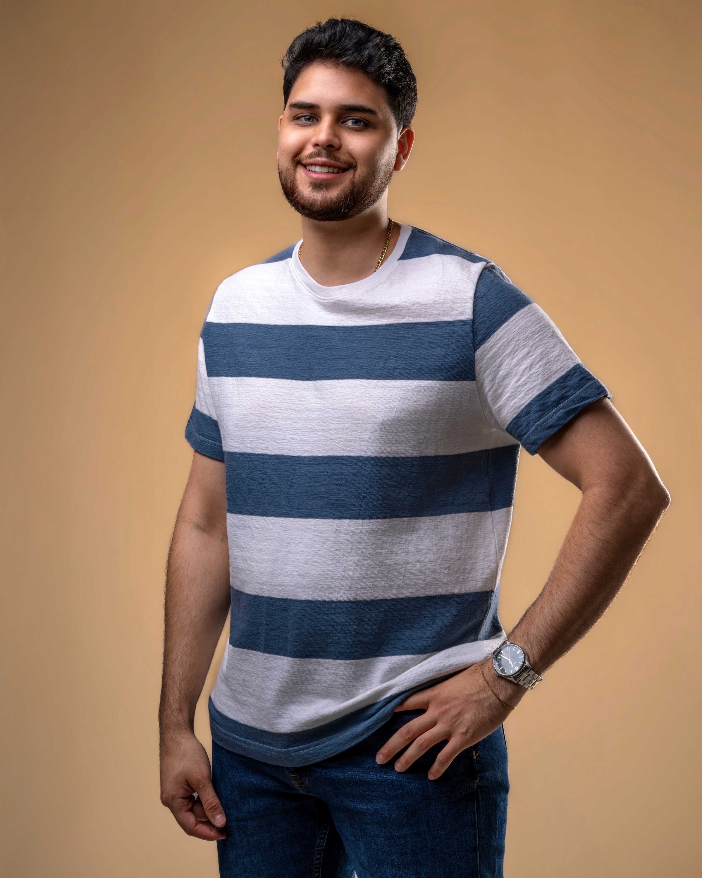 Retrato de pie con camiseta de rayas azules y blancas