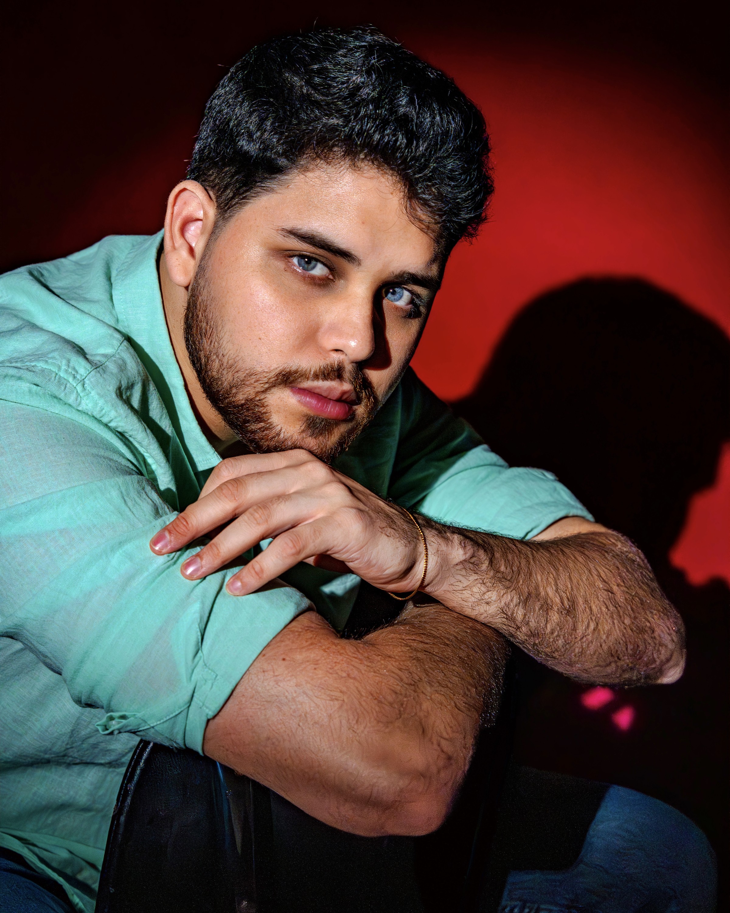 Retrato con camisa verde y fondo rojo