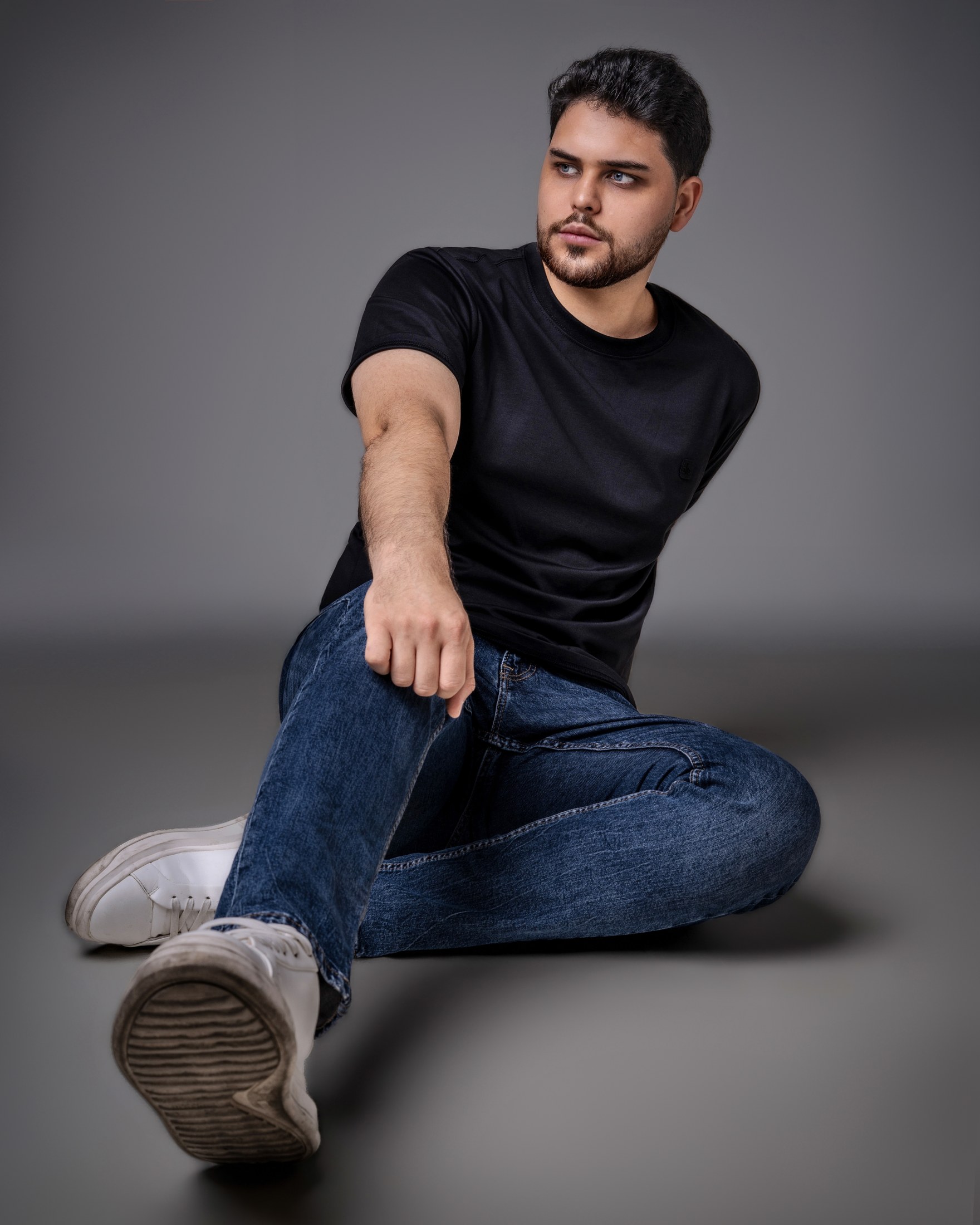 Fotografía sentado con vestuario negro