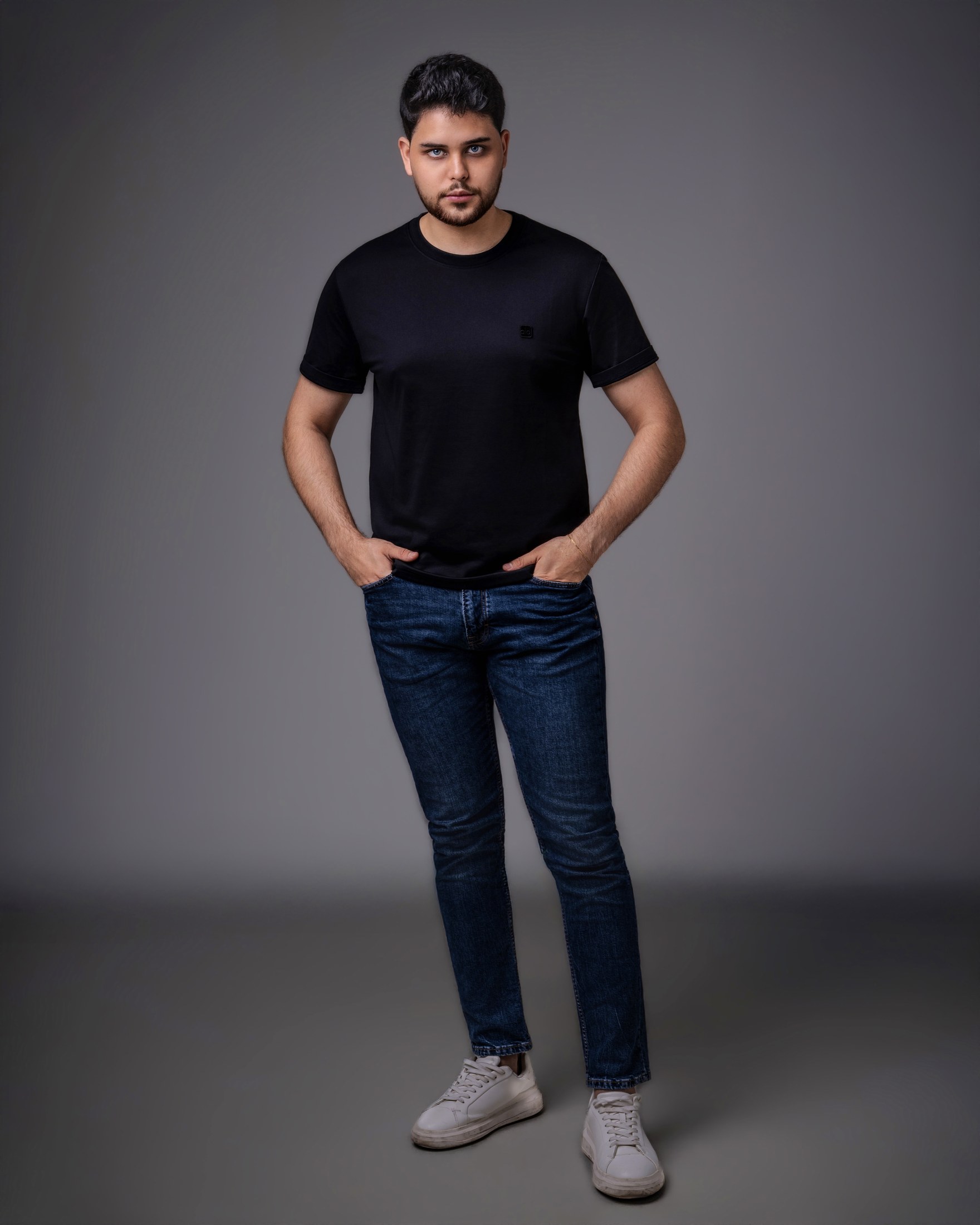Fotografía de cuerpo entero con camiseta negra