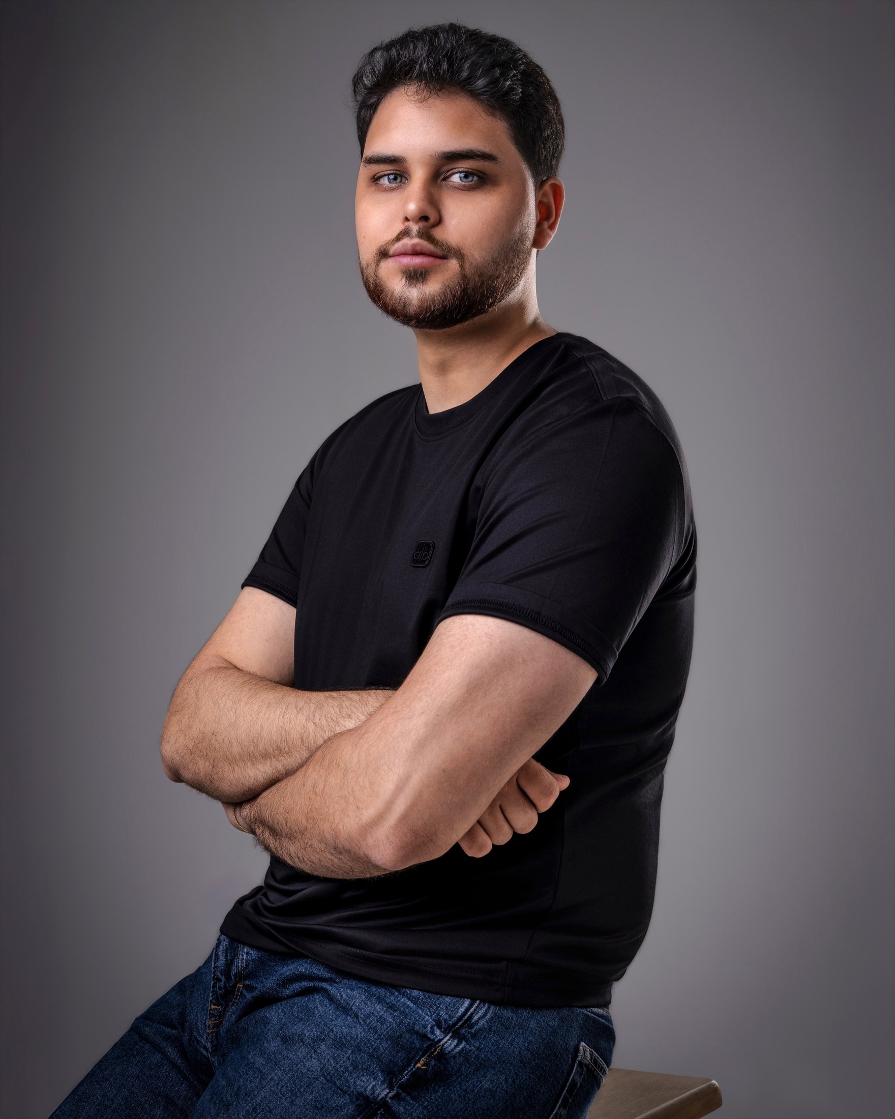 Retrato con brazos cruzados y camiseta negra