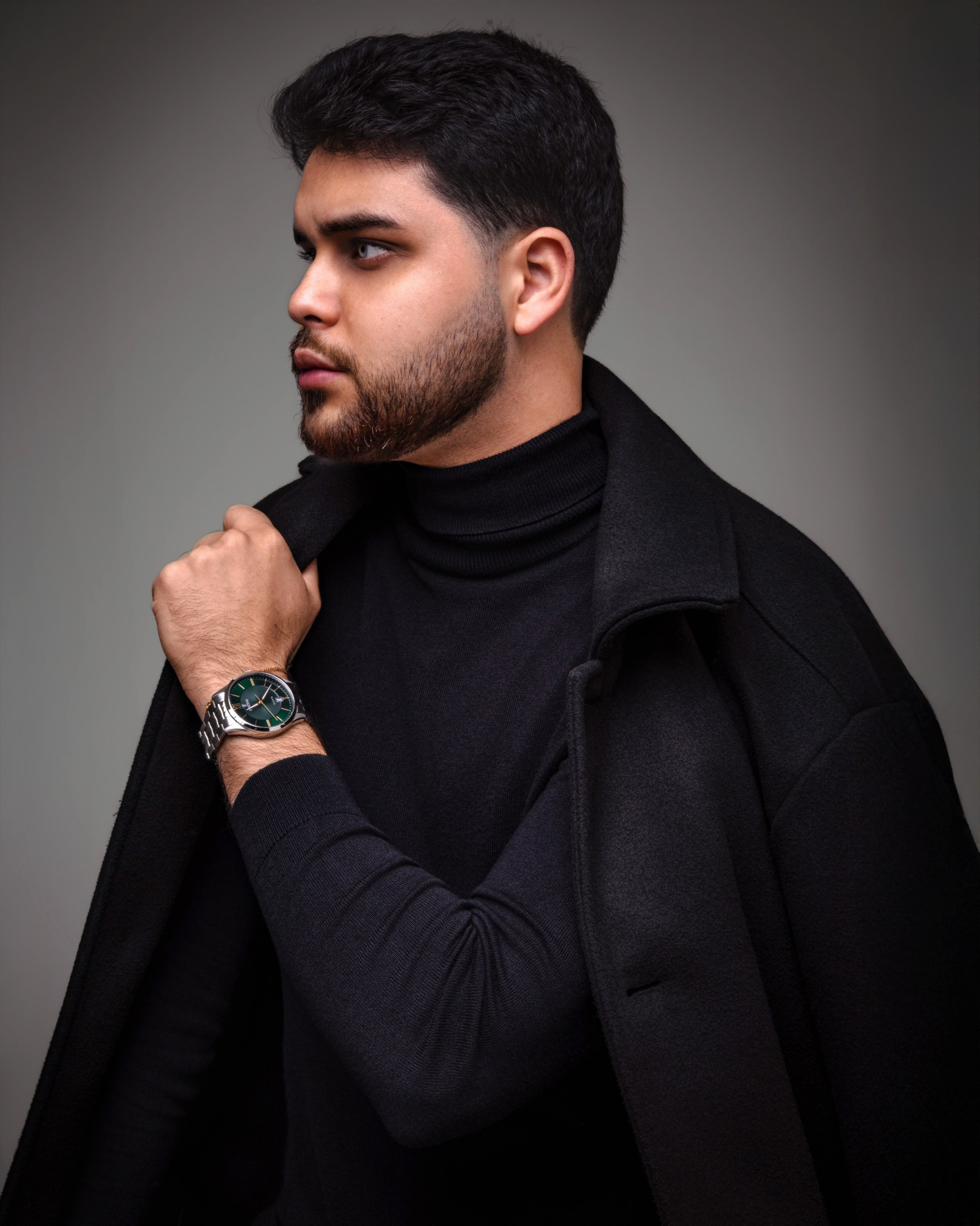Retrato de perfil con vestuario negro