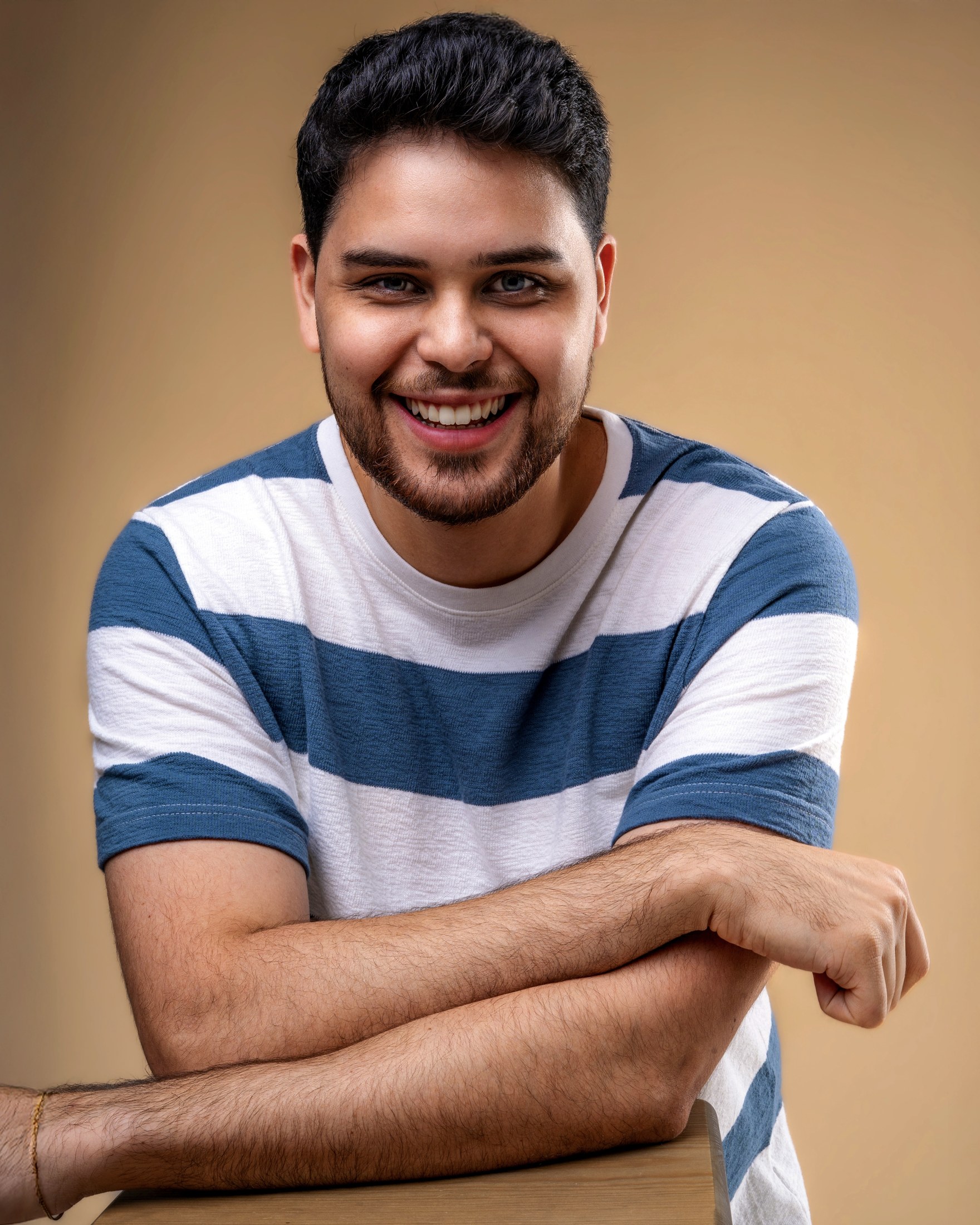 Retrato sonriente con camiseta de rayas azules y blancas
