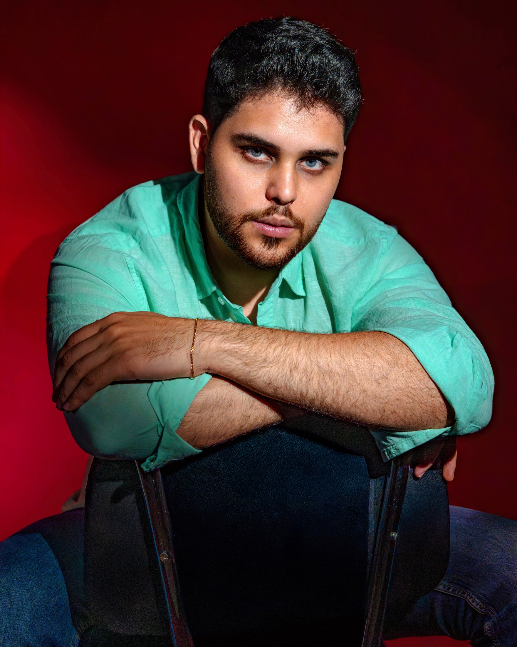 Retrato con camisa verde